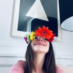 Anne Hathaway Instagram - 🌸 👑 🌹 👑 🌺 👑 #happymayday