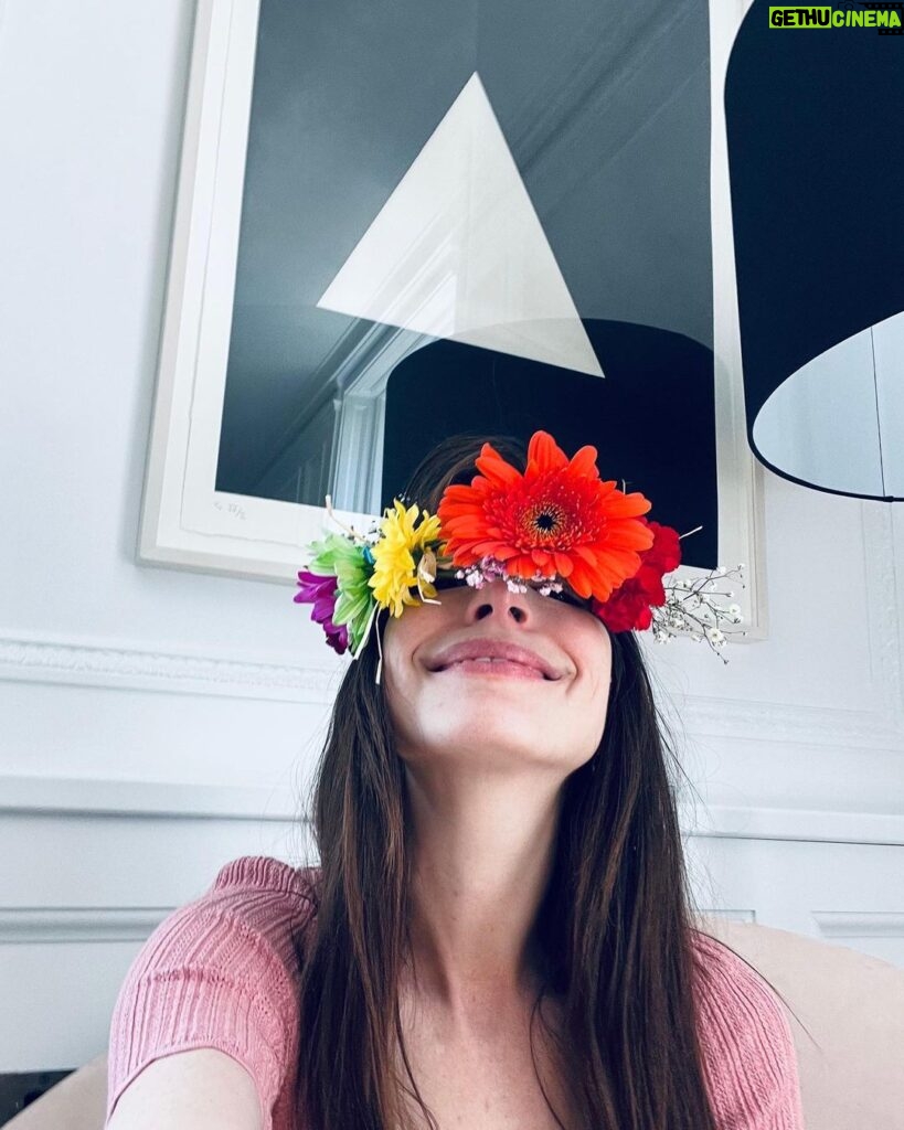 Anne Hathaway Instagram - 🌸 👑 🌹 👑 🌺 👑 #happymayday