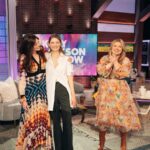 Anne Hathaway Instagram – Cupcakes and Queen(s) on @kellyclarksonshow!  #wecrashed @appletvplus @louisa_jacobson 🧁👑🧁👑🧁👑
