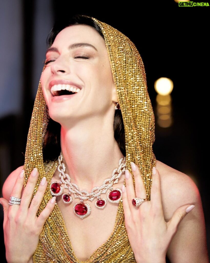 Anne Hathaway Instagram - ✨ Very lucky I was able to celebrate @bulgari's new Mediterranea High Jewelry collection in Venice! Thank you and congratulations to my #Bulgari family on the incredible and special evening (and thank you to Fabrizio Ferri for capturing how I felt being there!) #BulgariHighJewelry ✨ Portrait by @fabrizioferriofficial Video directed by yannick.roguet DOP @samuel.auquier