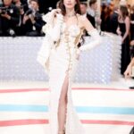 Anne Hathaway Instagram - Thank you so much to the birthday girl @donatella_versace for having me last night! It was a great evening with even greater friends in a custom dress by @versace with incredible jewels by @bulgari. Thank you so much to the incomparable Anna Wintour and the entire team at @voguemagazine. And Happy Birthday Donatella!!!! #metgala