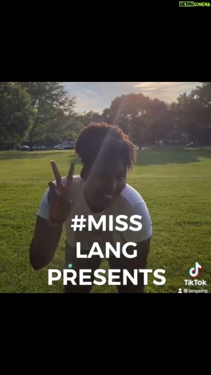 Anne Hathaway Instagram - Guess who’s back? 👋🏾 @aarynnlang here, taking over Annie’s Instagram for a second year of #MissLangPresents 🎉! Excited to share some more conversations with change makers who I absolutely admire! Stay tuned, I’m here all week!