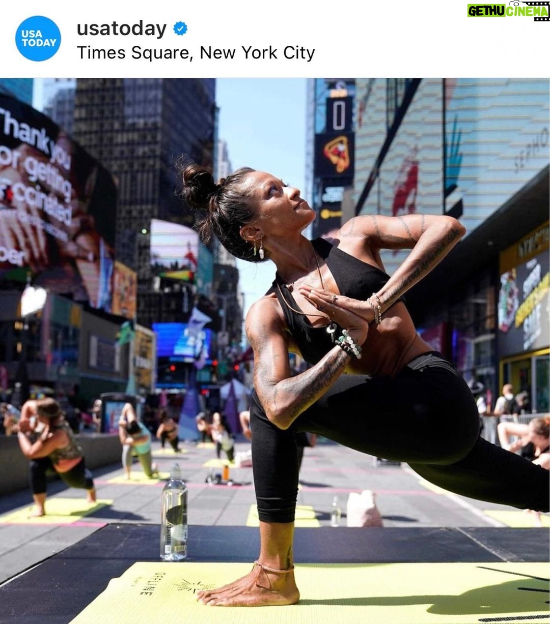 Anne Hathaway Instagram - ☀️ Hey @usatoday! The yogini you featured in your coverage of the solstice celebrations is @nikkibaksh. Assuming it was oversight—just wanted to make sure you know who to credit! ☀️ 💛 Happy Sunny Days Everyone! 💛 📸: Timothy A. Clary, @afpphoto/@gettyimages