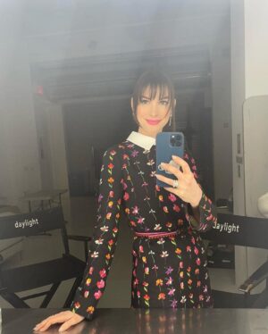 Anne Hathaway Instagram - 💕Grazie/Merci/ThankYouForever @maisonvalentino 💕
💇‍♀️: @hairbyorlandopita
💄: @marywilesmakeup 
🤵‍♀️: @erinwalshstyle 
💅: @redhotnails 
💎: @bulgari