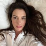 Anne Hathaway Instagram - Swipe right for a warm surprise…