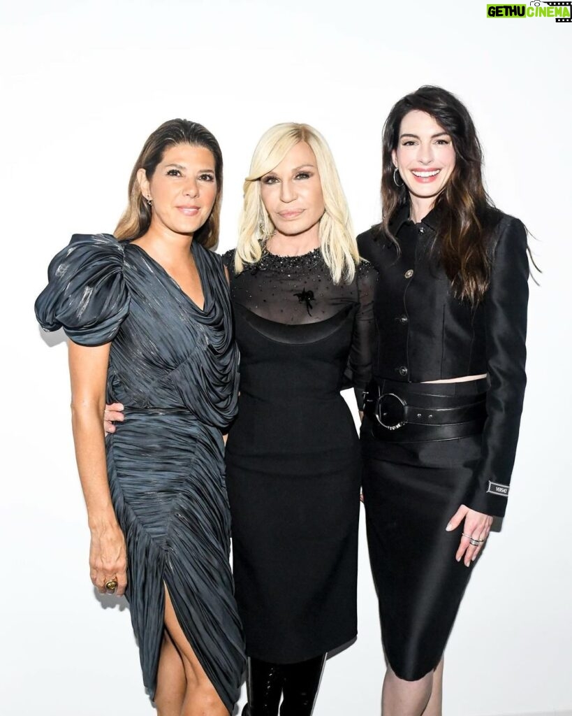 Anne Hathaway Instagram - Closing out the year with a cherished 2023 memory! Thank you to my dear friend @donatella_versace and @versace for hosting this iconic night back in September 🖤