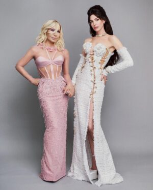 Anne Hathaway Instagram - “For me the safety pin is about rebellion, and I'm punk in the soul.” - @donatella_versace 

Thank you again to the one and only Donatella for this incredible moment, as well as to the amazing teams @versace and @bulgari! 🧷✨♥️💎⚡️