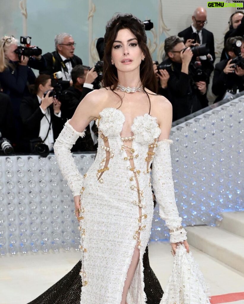 Anne Hathaway Instagram - Thank you so much to the birthday girl @donatella_versace for having me last night! It was a great evening with even greater friends in a custom dress by @versace with incredible jewels by @bulgari. Thank you so much to the incomparable Anna Wintour and the entire team at @voguemagazine. And Happy Birthday Donatella!!!! #metgala