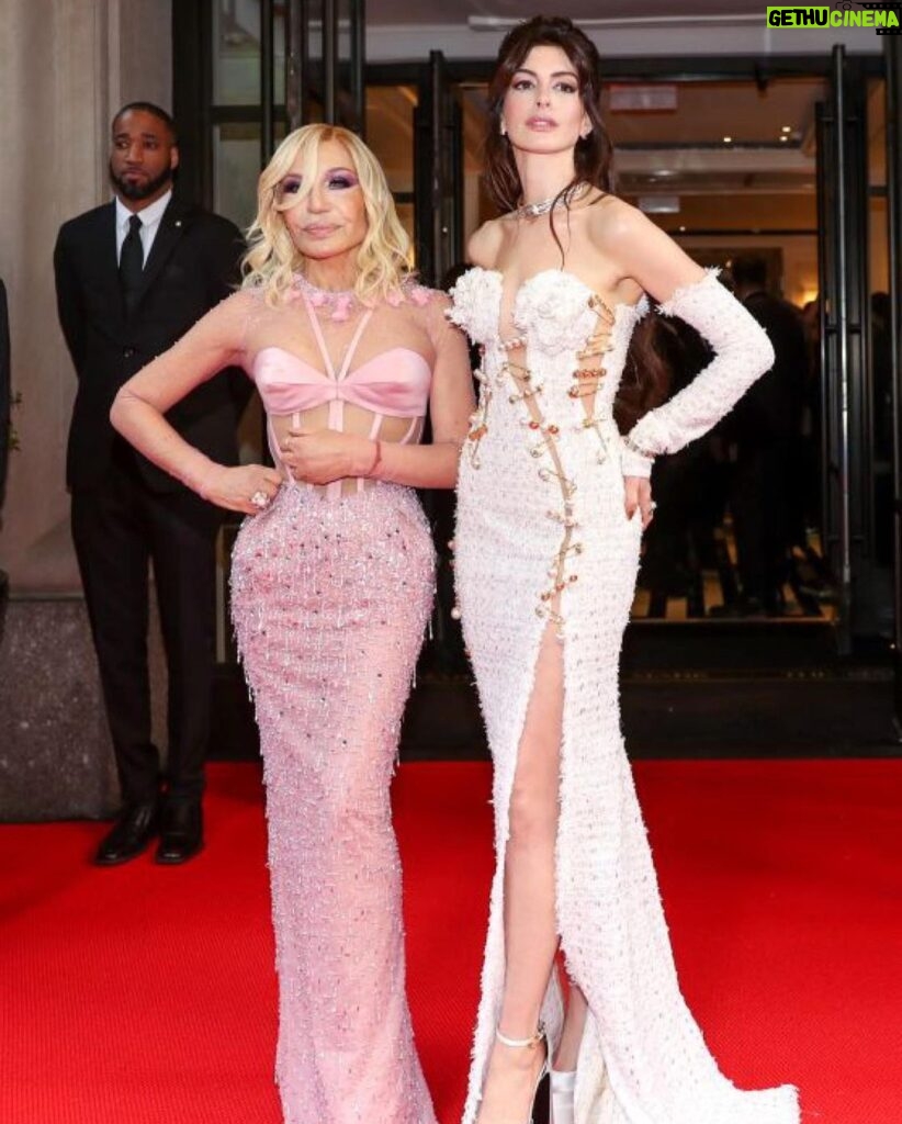 Anne Hathaway Instagram - Thank you so much to the birthday girl @donatella_versace for having me last night! It was a great evening with even greater friends in a custom dress by @versace with incredible jewels by @bulgari. Thank you so much to the incomparable Anna Wintour and the entire team at @voguemagazine. And Happy Birthday Donatella!!!! #metgala