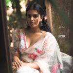 Ansha Mohan Instagram - നിറാമയം l🌸 . Wearing @garggyboutique Makeover @nashash_makeover Photography @aswal_shaji . #photo #photoshoot #photooftheday #instagood #instamood #instadaily #ootd #ootdshare #outfitoftheday #streetstyle #trend #photography #lookbook #goodhairday #photomood #shootmode #fashion #fashioninspo #style #styleinspo #girlpower #styleicon #fashionable #fashionnova #fashionblogger #styleblogger