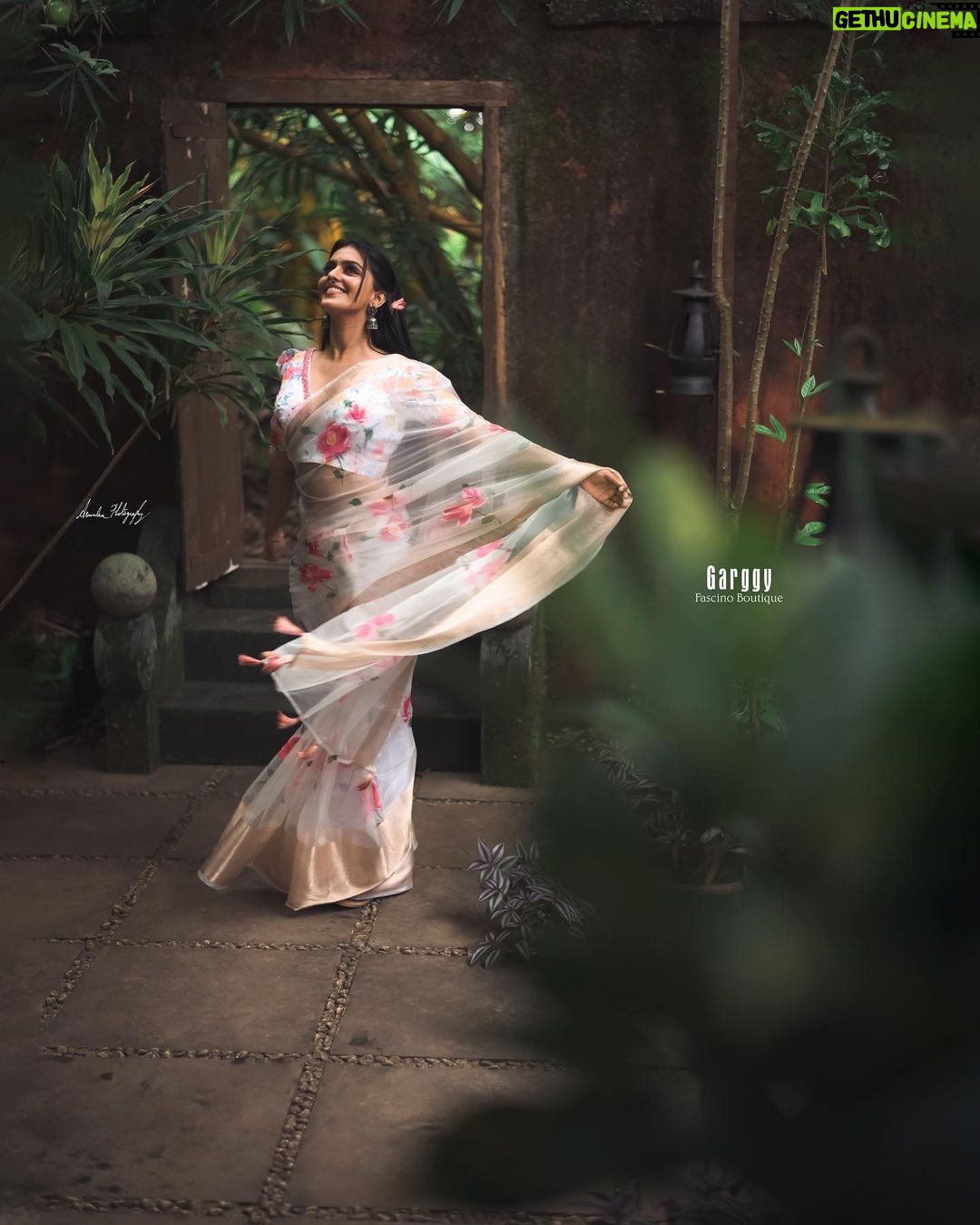 Ansha Mohan Instagram - നിറാമയം l🌸 . Wearing @garggyboutique Makeover @nashash_makeover Photography @aswal_shaji . #photo #photoshoot #photooftheday #instagood #instamood #instadaily #ootd #ootdshare #outfitoftheday #streetstyle #trend #photography #lookbook #goodhairday #photomood #shootmode #fashion #fashioninspo #style #styleinspo #girlpower #styleicon #fashionable #fashionnova #fashionblogger #styleblogger