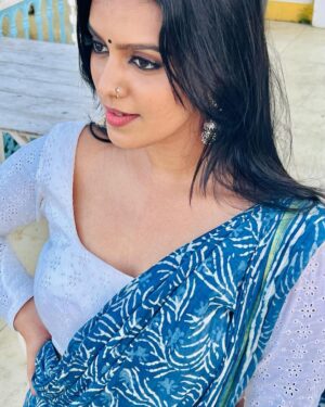 Ansha Mohan Instagram - 🌻🐝

Photography  by💙 @shinetomchacko_official 

@bloomhotels @vivekanandanviralaanu 

#photo #photoshoot #photooftheday #instagood #instamood #instadaily #ootd #ootdshare #outfitoftheday #streetstyle #trend #photography #lookbook #goodhairday #photomood #shootmode #fashion #fashioninspo #style #styleinspo #girlpower #styleicon #fashionable #fashionnova #fashionblogger #styleblogger