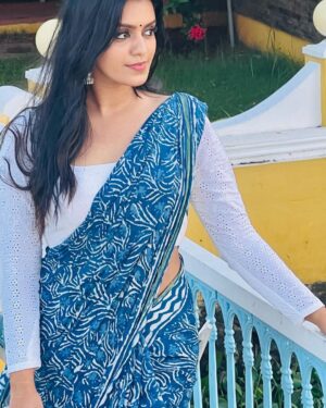 Ansha Mohan Instagram - 🌻🐝

Photography  by💙 @shinetomchacko_official 

@bloomhotels @vivekanandanviralaanu 

#photo #photoshoot #photooftheday #instagood #instamood #instadaily #ootd #ootdshare #outfitoftheday #streetstyle #trend #photography #lookbook #goodhairday #photomood #shootmode #fashion #fashioninspo #style #styleinspo #girlpower #styleicon #fashionable #fashionnova #fashionblogger #styleblogger