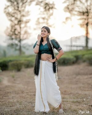 Ansha Mohan Instagram - Neeelipenn dance kalikkum 💃🏾

.
Camera @shalby_peppeads  @peppeads 
Makeover @bridalart_by_riya 
@riya_shalby 

.

#photo #photoshoot #photooftheday #instagood #instamood #instadaily #ootd #ootdshare #outfitoftheday #streetstyle #trend #photography #lookbook #goodhairday #photomood #shootmode #fashion #fashioninspo #style #styleinspo #girlpower #styleicon #fashionable #fashionnova #fashionblogger #styleblogger