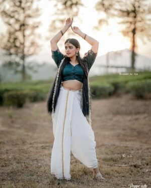 Ansha Mohan Instagram - Neeelipenn dance kalikkum 💃🏾

.
Camera @shalby_peppeads  @peppeads 
Makeover @bridalart_by_riya 
@riya_shalby 

.

#photo #photoshoot #photooftheday #instagood #instamood #instadaily #ootd #ootdshare #outfitoftheday #streetstyle #trend #photography #lookbook #goodhairday #photomood #shootmode #fashion #fashioninspo #style #styleinspo #girlpower #styleicon #fashionable #fashionnova #fashionblogger #styleblogger