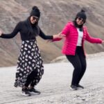 Ansha Mohan Instagram - മാന്യ മഹാ ജനങ്ങളെ കേരളത്തിന്റെയല്ല ഇന്ത്യയുടെ ഒരറ്റം തുടങ്ങി മറ്റൊരു അറ്റം വരെ വളരെ കഷ്ട്ടപെട്ടു യാത്ര ചെയ്തു ഞാനും @amala rose kurian ഉം ചേർന്ന് എടുത്ത അതി സാഹസിക “ഹെയ്യോട”ആണിത് അനുഗ്രഹിക്കണം 😂 When Atlee decided to take chair in bollywood We decided to step beyond the states All the way from Hyderabad to Kashmir Here’s our “ HAYYODA “ # power_of_south_India #love_SRK_ #myladysuperstar_9s #Ani_musical #Atlee_enna_summaava_💕 #fyp