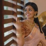 Ansha Mohan Instagram – “Nostalgia’s sweetest sound. 🕰️🎶

.
Dop @ricordi.__ 
Makeover @makeoverbyhayahakeem_ 
Wearing @century_fashioncity 

#fyp