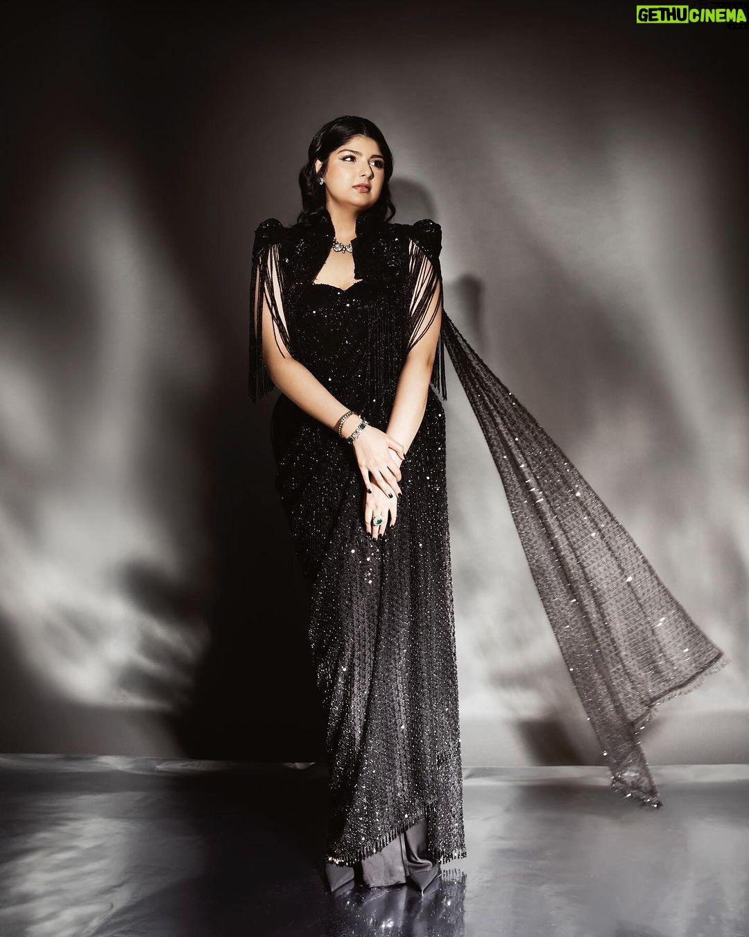 Anshula Kapoor Instagram - For a girl who has always been bigger than most, who’s insecure of her soft belly, and her back rolls, A sari has never been my go to Indian silhouette. And a sleeveles corset? Absolutely not! My first thought would be “I won’t find one In my size” or “it will squeeze the life out of me”. But 2024 is the year of being fearless 🙃. So when @shereenlovebug and @meghnadhall came over with this gorgeous black beaded corset sari with a cape, how could I let my insecurities for something that’s actually human and normal (and dare I say feminine) stop me from wearing the most gorgeous corset sari I’ve ever laid my eyes on? Most importantly, this is the most comfortable corset I’ve ever worn, and yes I didn’t think I would say those 2 words together ever, but that’s the magic of @meghnadhall When 2 fears come together, but it makes me feel fiercely beautiful instead of scared and conscious of my body, I call that a victory. One that can only be attributed to the best team ✨ Styled by @shereenlovebug with @meghnadhall Style team - @snehhasuresh @salonitandel_ Makeup - @divyashetty_ Hair - @ruchithakur.5 Photographed by - @visualaffairs_va Sari - @meghnadhall Jewels - @amrapalijewels Bag - @bottegavenetaworld Footwear- @zara Thank you @shereenlovebug for making me jump out my comfort zone every single time. Even if it’s in black 🤓🖤