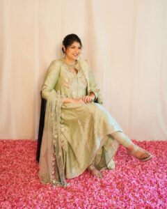 Anshula Kapoor Instagram - Mere yaar ki shaadi thi 🌸✨ Outfit - @payalsinghal Accessories - @amrapalijewels Bag - @thepinkpotli Shoes - @stoffastyle Styled by - @mohitrai with @ruchikrishnastyles @teammrstyles Assisted by - @saumyanaiik Draped by - @nehasalvi_87 Photography - @visualaffairs_va Makeup- @divyashetty_ Hair - @ruchithakur.5