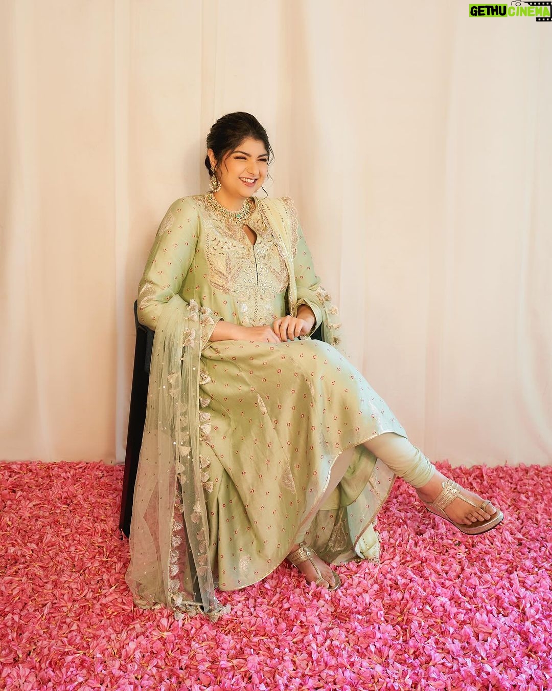 Anshula Kapoor Instagram - Mere yaar ki shaadi thi 🌸✨ Outfit - @payalsinghal Accessories - @amrapalijewels Bag - @thepinkpotli Shoes - @stoffastyle Styled by - @mohitrai with @ruchikrishnastyles @teammrstyles Assisted by - @saumyanaiik Draped by - @nehasalvi_87 Photography - @visualaffairs_va Makeup- @divyashetty_ Hair - @ruchithakur.5