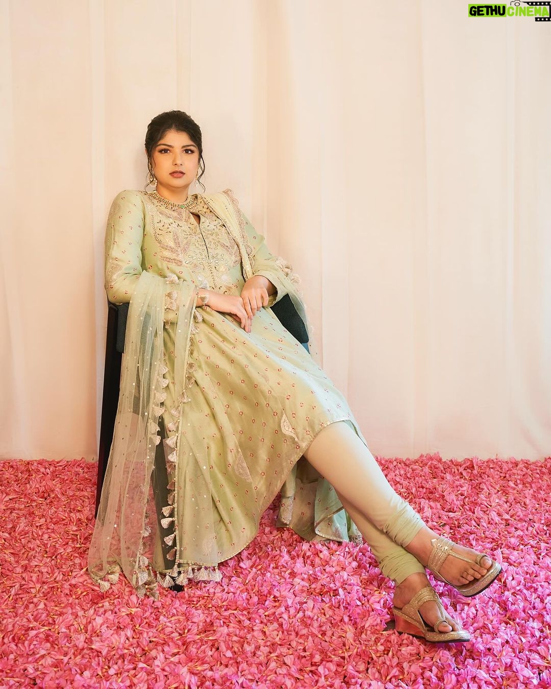 Anshula Kapoor Instagram - Mere yaar ki shaadi thi 🌸✨ Outfit - @payalsinghal Accessories - @amrapalijewels Bag - @thepinkpotli Shoes - @stoffastyle Styled by - @mohitrai with @ruchikrishnastyles @teammrstyles Assisted by - @saumyanaiik Draped by - @nehasalvi_87 Photography - @visualaffairs_va Makeup- @divyashetty_ Hair - @ruchithakur.5