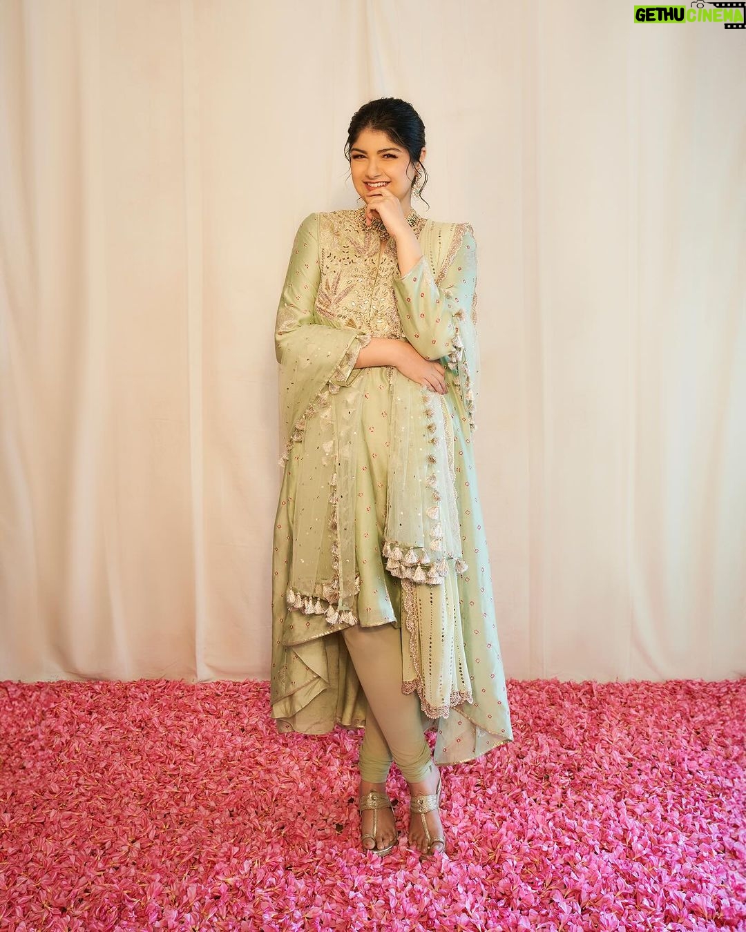 Anshula Kapoor Instagram - Mere yaar ki shaadi thi 🌸✨ Outfit - @payalsinghal Accessories - @amrapalijewels Bag - @thepinkpotli Shoes - @stoffastyle Styled by - @mohitrai with @ruchikrishnastyles @teammrstyles Assisted by - @saumyanaiik Draped by - @nehasalvi_87 Photography - @visualaffairs_va Makeup- @divyashetty_ Hair - @ruchithakur.5
