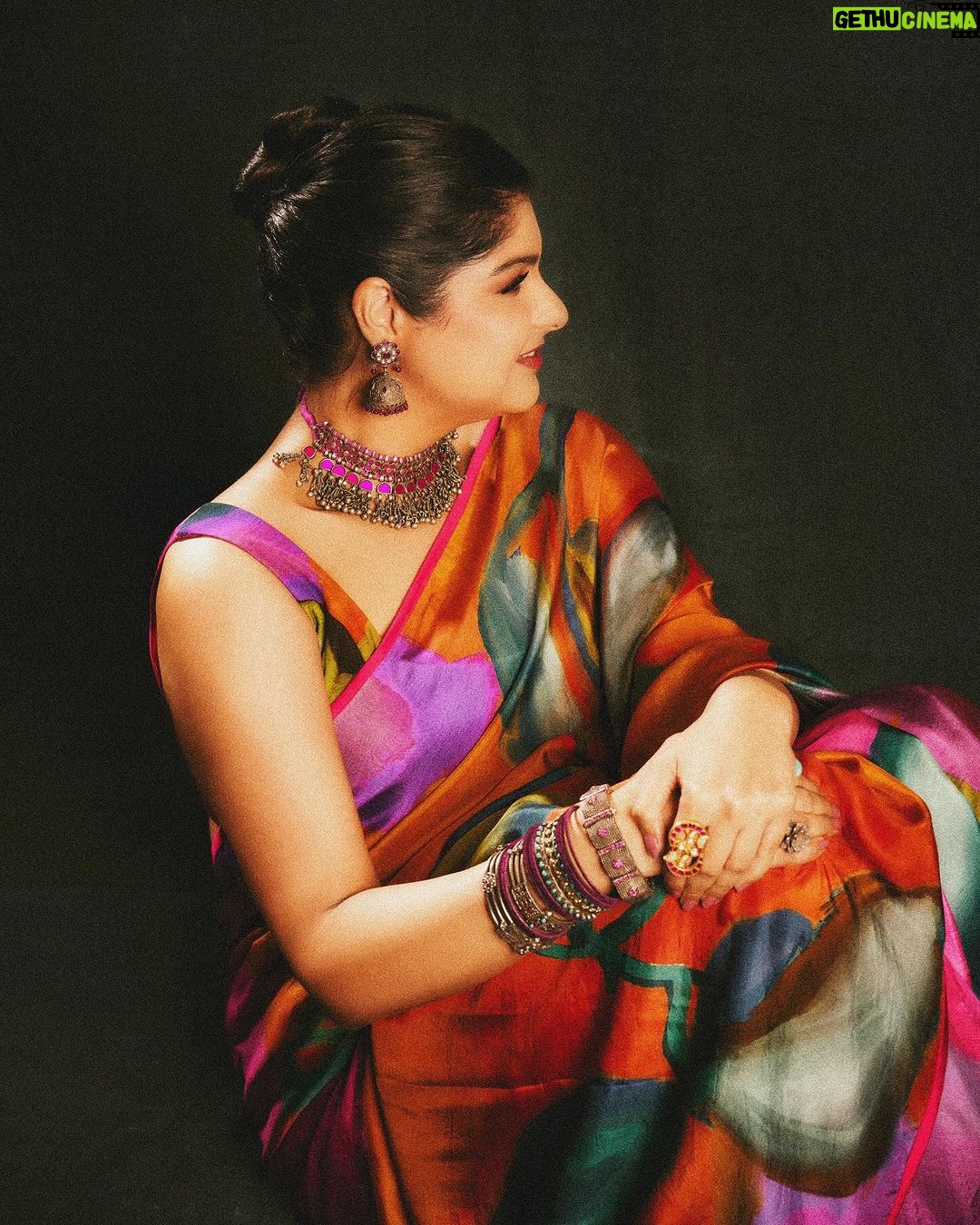 Anshula Kapoor Instagram - Resolution for 2024, Be the color in someone’s gray 🌈✨ Not without my favs: Styled by - @manishamelwani Style team - @kasliwalriddhi @bhavnaaaaa.r Hair - @hairby_shivanik Makeup - @divyashetty_ Photographer - @visualaffairs_va Outfit & customised Potli - @yam.india Jewellery - @sangeetaboochra @aquamarine_jewellery Footwear - @fizzygoblet