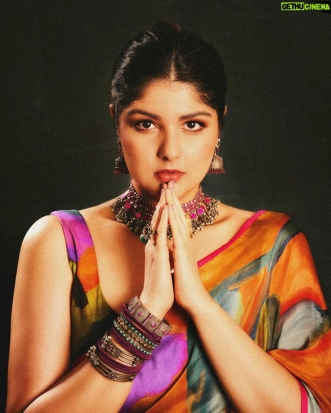 Anshula Kapoor Instagram - Resolution for 2024, Be the color in someone’s gray 🌈✨ Not without my favs: Styled by - @manishamelwani Style team - @kasliwalriddhi @bhavnaaaaa.r Hair - @hairby_shivanik Makeup - @divyashetty_ Photographer - @visualaffairs_va Outfit & customised Potli - @yam.india Jewellery - @sangeetaboochra @aquamarine_jewellery Footwear - @fizzygoblet