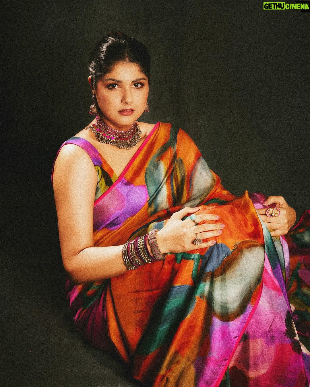 Anshula Kapoor Instagram - Resolution for 2024, Be the color in someone’s gray 🌈✨ Not without my favs: Styled by - @manishamelwani Style team - @kasliwalriddhi @bhavnaaaaa.r Hair - @hairby_shivanik Makeup - @divyashetty_ Photographer - @visualaffairs_va Outfit & customised Potli - @yam.india Jewellery - @sangeetaboochra @aquamarine_jewellery Footwear - @fizzygoblet