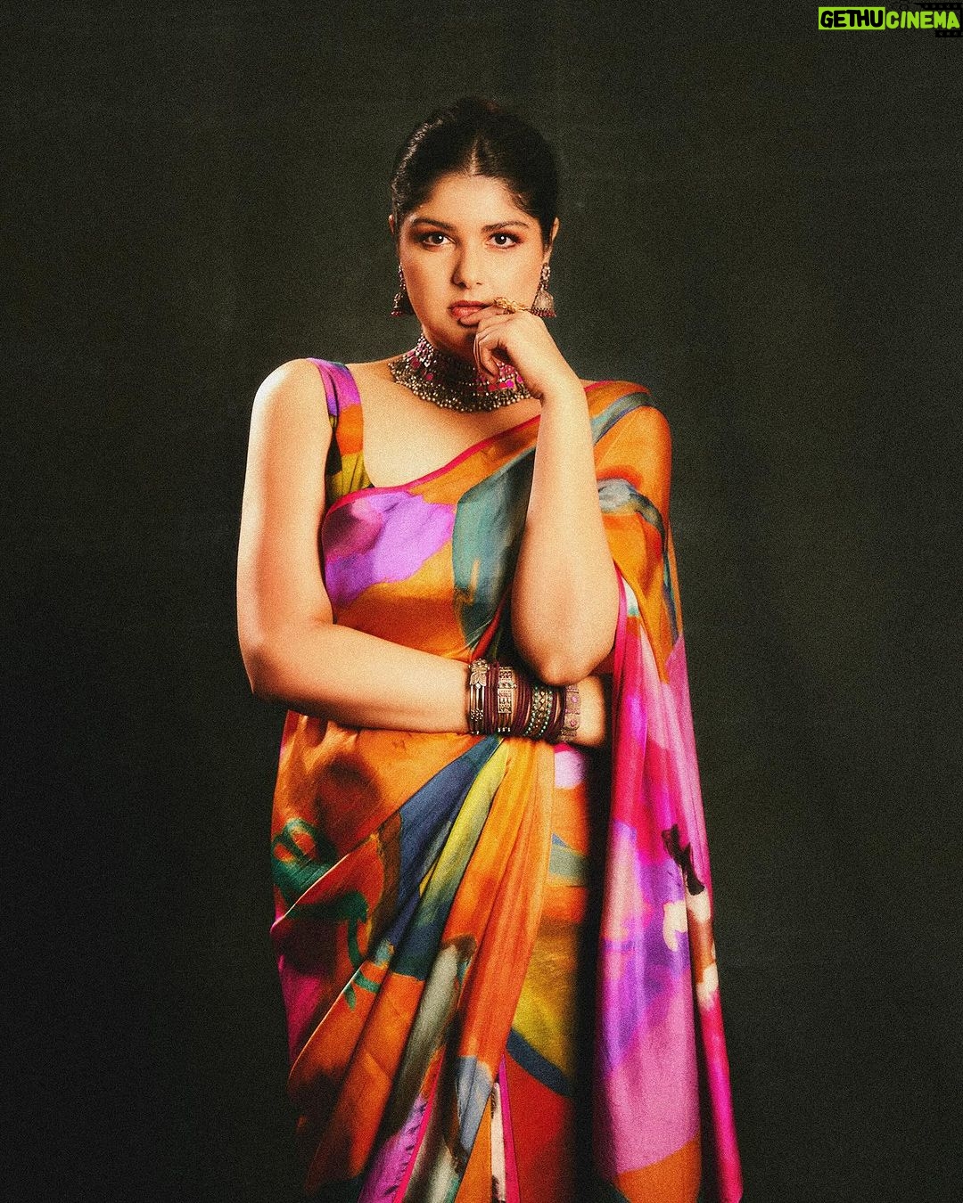 Anshula Kapoor Instagram - Resolution for 2024, Be the color in someone’s gray 🌈✨ Not without my favs: Styled by - @manishamelwani Style team - @kasliwalriddhi @bhavnaaaaa.r Hair - @hairby_shivanik Makeup - @divyashetty_ Photographer - @visualaffairs_va Outfit & customised Potli - @yam.india Jewellery - @sangeetaboochra @aquamarine_jewellery Footwear - @fizzygoblet