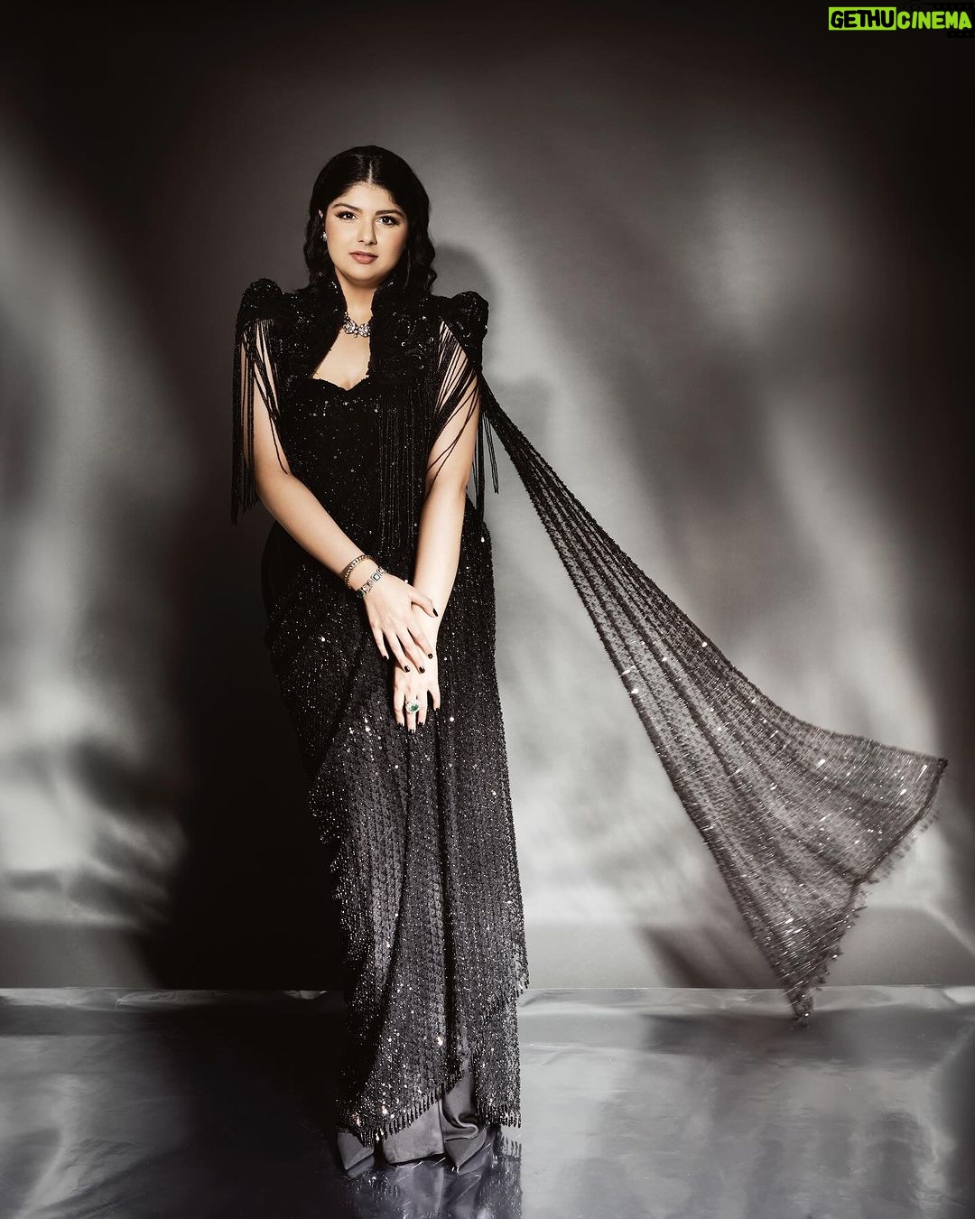 Anshula Kapoor Instagram - For a girl who has always been bigger than most, who’s insecure of her soft belly, and her back rolls, A sari has never been my go to Indian silhouette. And a sleeveles corset? Absolutely not! My first thought would be “I won’t find one In my size” or “it will squeeze the life out of me”. But 2024 is the year of being fearless 🙃. So when @shereenlovebug and @meghnadhall came over with this gorgeous black beaded corset sari with a cape, how could I let my insecurities for something that’s actually human and normal (and dare I say feminine) stop me from wearing the most gorgeous corset sari I’ve ever laid my eyes on? Most importantly, this is the most comfortable corset I’ve ever worn, and yes I didn’t think I would say those 2 words together ever, but that’s the magic of @meghnadhall When 2 fears come together, but it makes me feel fiercely beautiful instead of scared and conscious of my body, I call that a victory. One that can only be attributed to the best team ✨ Styled by @shereenlovebug with @meghnadhall Style team - @snehhasuresh @salonitandel_ Makeup - @divyashetty_ Hair - @ruchithakur.5 Photographed by - @visualaffairs_va Sari - @meghnadhall Jewels - @amrapalijewels Bag - @bottegavenetaworld Footwear- @zara Thank you @shereenlovebug for making me jump out my comfort zone every single time. Even if it’s in black 🤓🖤
