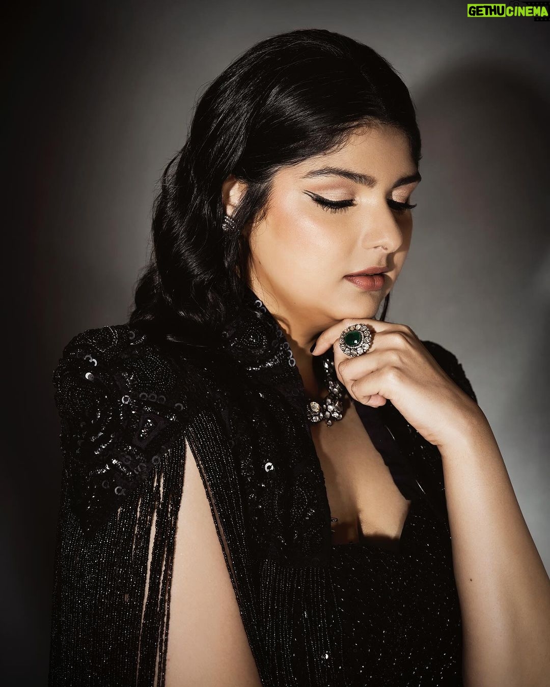 Anshula Kapoor Instagram - For a girl who has always been bigger than most, who’s insecure of her soft belly, and her back rolls, A sari has never been my go to Indian silhouette. And a sleeveles corset? Absolutely not! My first thought would be “I won’t find one In my size” or “it will squeeze the life out of me”. But 2024 is the year of being fearless 🙃. So when @shereenlovebug and @meghnadhall came over with this gorgeous black beaded corset sari with a cape, how could I let my insecurities for something that’s actually human and normal (and dare I say feminine) stop me from wearing the most gorgeous corset sari I’ve ever laid my eyes on? Most importantly, this is the most comfortable corset I’ve ever worn, and yes I didn’t think I would say those 2 words together ever, but that’s the magic of @meghnadhall When 2 fears come together, but it makes me feel fiercely beautiful instead of scared and conscious of my body, I call that a victory. One that can only be attributed to the best team ✨ Styled by @shereenlovebug with @meghnadhall Style team - @snehhasuresh @salonitandel_ Makeup - @divyashetty_ Hair - @ruchithakur.5 Photographed by - @visualaffairs_va Sari - @meghnadhall Jewels - @amrapalijewels Bag - @bottegavenetaworld Footwear- @zara Thank you @shereenlovebug for making me jump out my comfort zone every single time. Even if it’s in black 🤓🖤