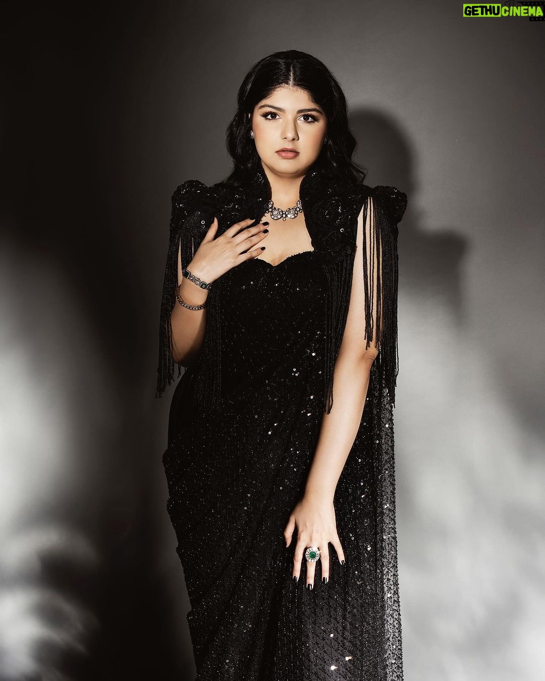 Anshula Kapoor Instagram - For a girl who has always been bigger than most, who’s insecure of her soft belly, and her back rolls, A sari has never been my go to Indian silhouette. And a sleeveles corset? Absolutely not! My first thought would be “I won’t find one In my size” or “it will squeeze the life out of me”. But 2024 is the year of being fearless 🙃. So when @shereenlovebug and @meghnadhall came over with this gorgeous black beaded corset sari with a cape, how could I let my insecurities for something that’s actually human and normal (and dare I say feminine) stop me from wearing the most gorgeous corset sari I’ve ever laid my eyes on? Most importantly, this is the most comfortable corset I’ve ever worn, and yes I didn’t think I would say those 2 words together ever, but that’s the magic of @meghnadhall When 2 fears come together, but it makes me feel fiercely beautiful instead of scared and conscious of my body, I call that a victory. One that can only be attributed to the best team ✨ Styled by @shereenlovebug with @meghnadhall Style team - @snehhasuresh @salonitandel_ Makeup - @divyashetty_ Hair - @ruchithakur.5 Photographed by - @visualaffairs_va Sari - @meghnadhall Jewels - @amrapalijewels Bag - @bottegavenetaworld Footwear- @zara Thank you @shereenlovebug for making me jump out my comfort zone every single time. Even if it’s in black 🤓🖤