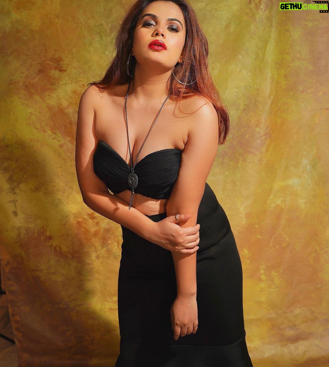 Anupama Agnihotri Instagram - I own too much blackโฆ said no one ever ๐ @labelheenabafna ๐ธ @shotbysaurabh ๐ @sara_makemeup_academy #look #looks #sections #lookbook #style #teamlfg #insta #ootd #instadaily #naturephotography #anupmaagnihotri