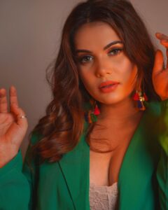 Anupama Agnihotri Instagram - Building a positive attitude begins with having confidence in yourself. #look #looks #sections #teamlfg #insta #instapost #instadaily #picture #photo #anupmaagnihotri