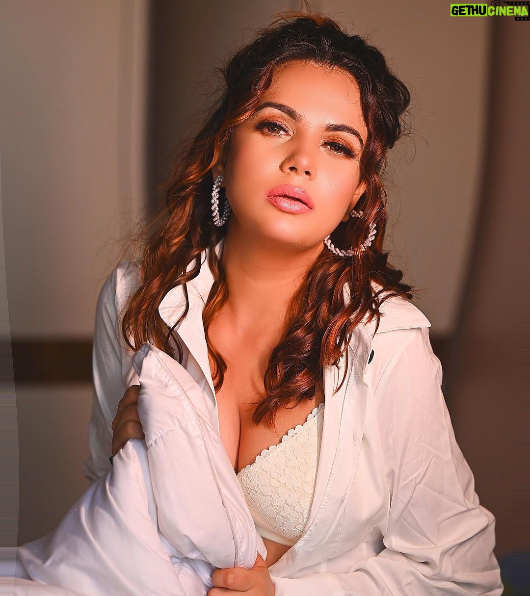 Anupama Agnihotri Instagram - Colorful lives are led by women wearing white. @fashion_btphotography @srstore09 @sara_makemeup_academy #look #looks #sections #teamlfg #colorful #lives #are #led #by #women #wearing #white #outfit #instadaily #anupmaagnihotri