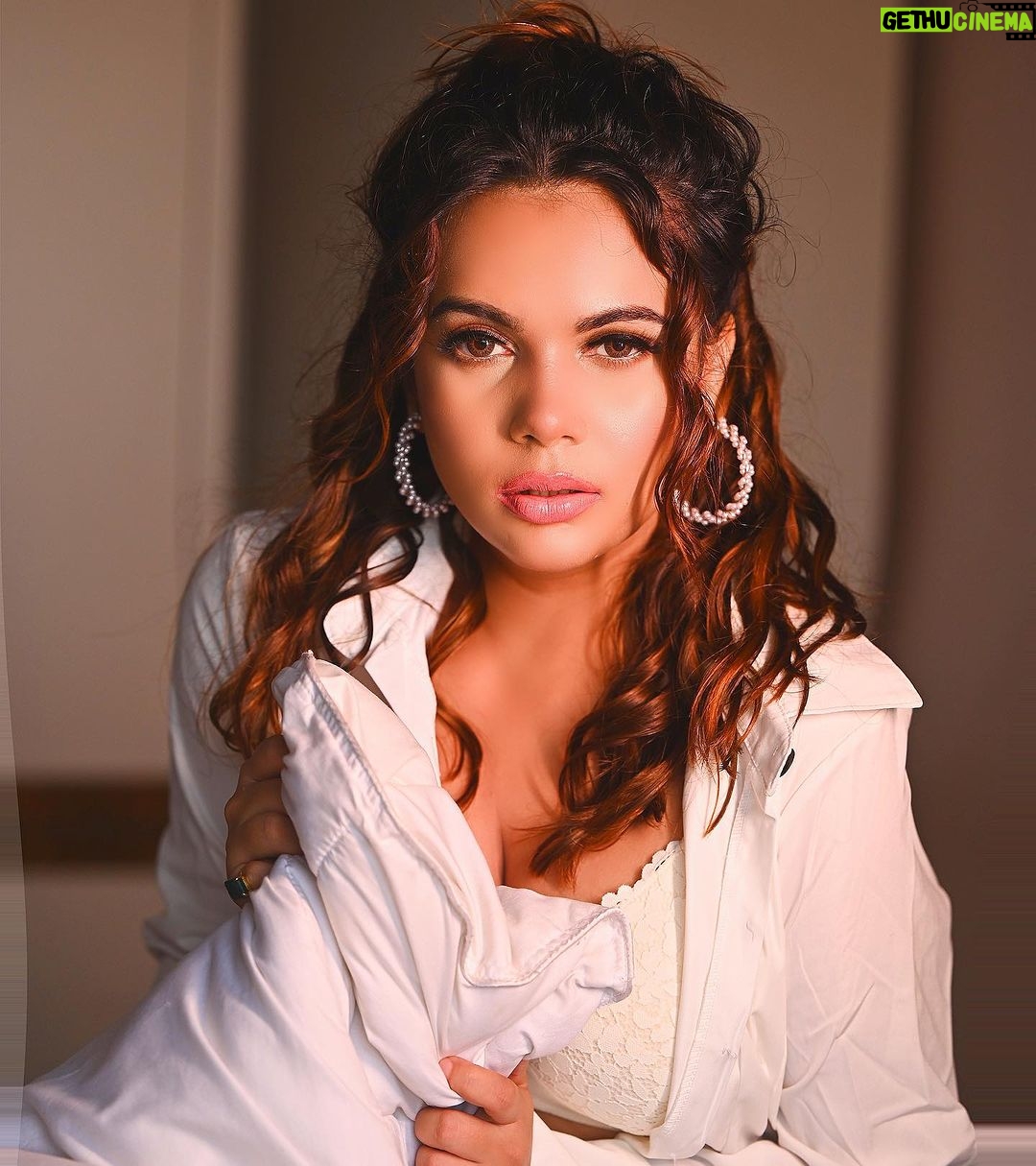 Anupama Agnihotri Instagram - Colorful lives are led by women wearing white. @fashion_btphotography @srstore09 @sara_makemeup_academy #look #looks #sections #teamlfg #colorful #lives #are #led #by #women #wearing #white #outfit #instadaily #anupmaagnihotri