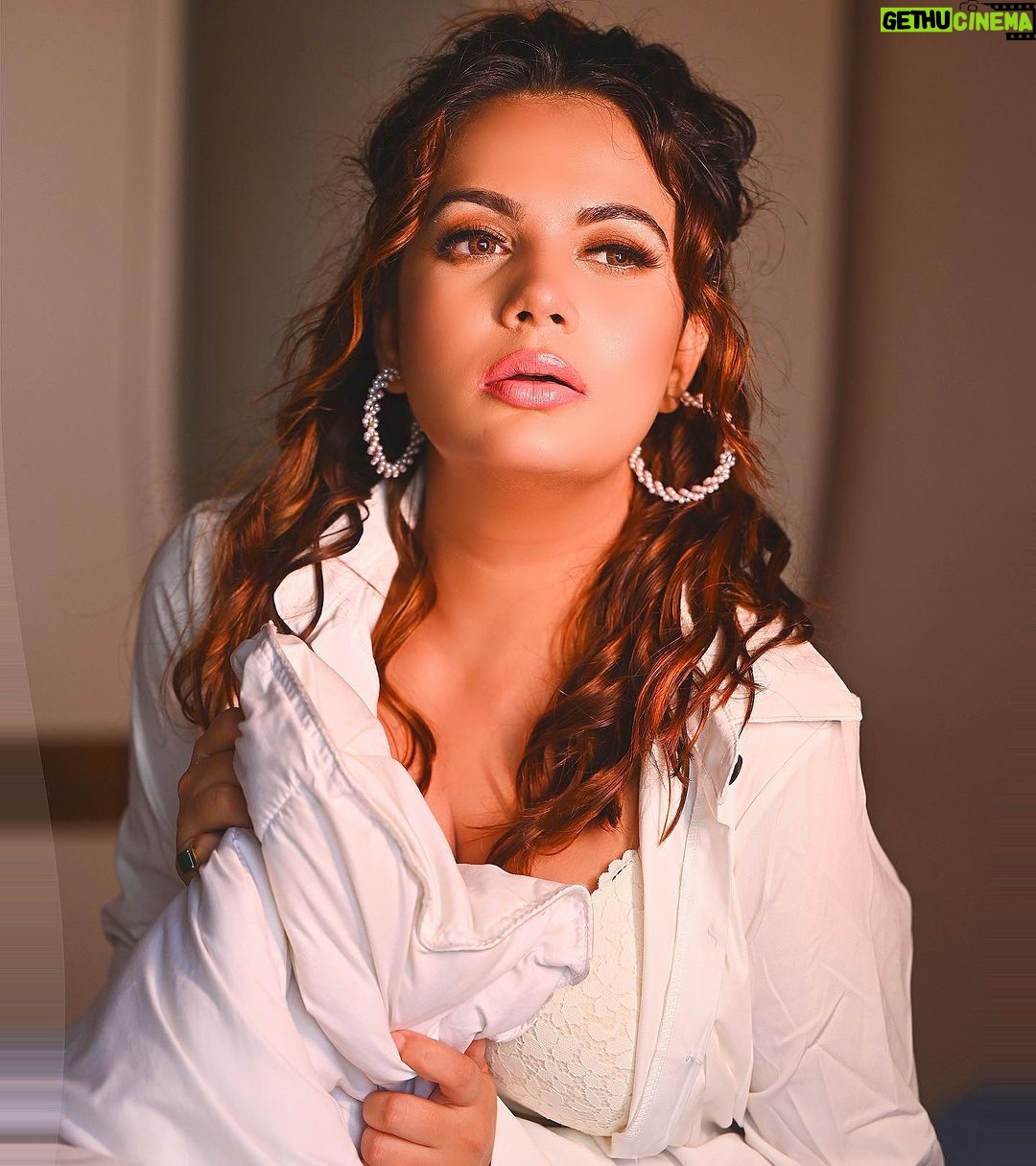 Anupama Agnihotri Instagram - Colorful lives are led by women wearing white. @fashion_btphotography @srstore09 @sara_makemeup_academy #look #looks #sections #teamlfg #colorful #lives #are #led #by #women #wearing #white #outfit #instadaily #anupmaagnihotri