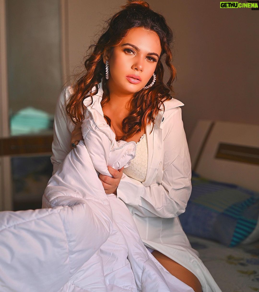 Anupama Agnihotri Instagram - Colorful lives are led by women wearing white. @fashion_btphotography @srstore09 @sara_makemeup_academy #look #looks #sections #teamlfg #colorful #lives #are #led #by #women #wearing #white #outfit #instadaily #anupmaagnihotri