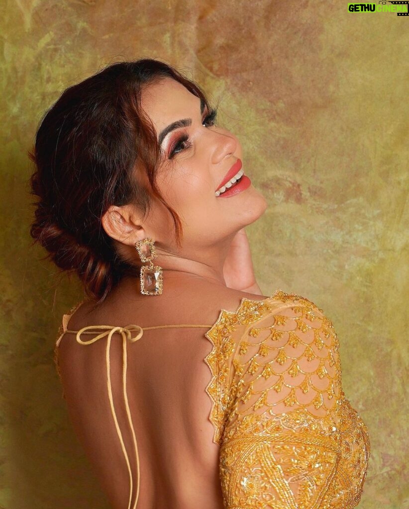 Anupama Agnihotri Instagram - The joy of dressing is in wearing an saree #look #looks #sections #saree #sareestyle #lookbook #ootd #potd #teamlfg #instagram #instadaily #anupmaagnihotri