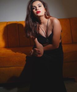 Anupama Agnihotri Instagram - 😍 @labelheenabafna @shotbysaurabh @sara_makemeup_academy #look #lookbook #looks #sections #style #fashionnova #teamlfg #instagram #instapost #anupmaagnihotri