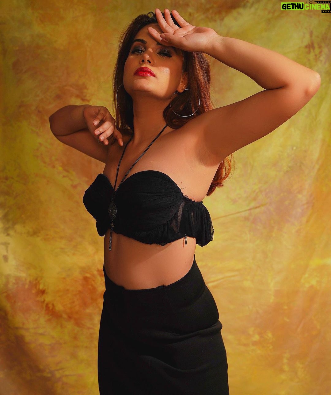 Anupama Agnihotri Instagram - I own too much blackโฆ said no one ever ๐ @labelheenabafna ๐ธ @shotbysaurabh ๐ @sara_makemeup_academy #look #looks #sections #lookbook #style #teamlfg #insta #ootd #instadaily #naturephotography #anupmaagnihotri