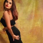 Anupama Agnihotri Instagram - I own too much black… said no one ever 👗 @labelheenabafna 📸 @shotbysaurabh 💄 @sara_makemeup_academy #look #looks #sections #lookbook #style #teamlfg #insta #ootd #instadaily #naturephotography #anupmaagnihotri