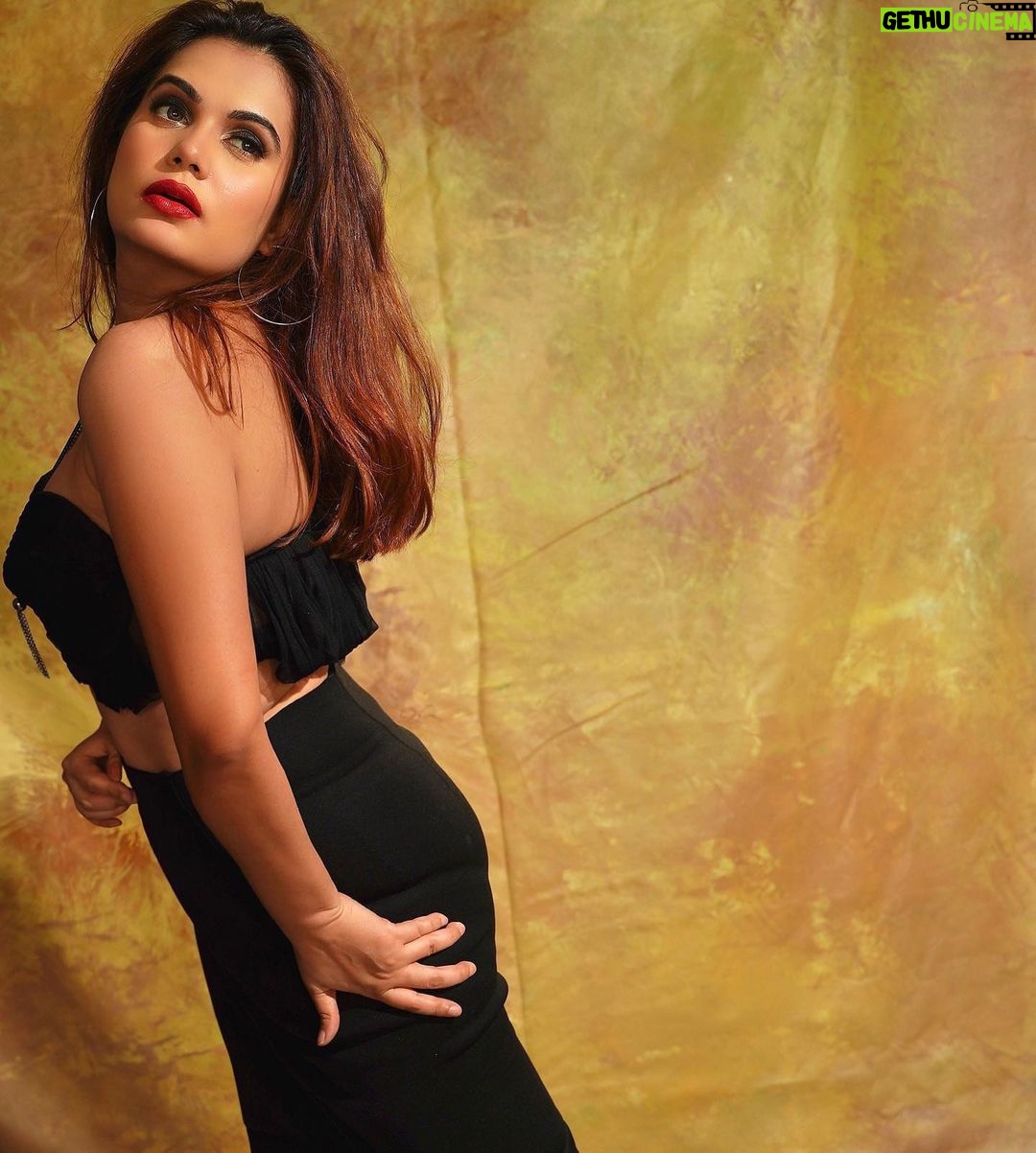Anupama Agnihotri Instagram - I own too much blackโฆ said no one ever ๐ @labelheenabafna ๐ธ @shotbysaurabh ๐ @sara_makemeup_academy #look #looks #sections #lookbook #style #teamlfg #insta #ootd #instadaily #naturephotography #anupmaagnihotri