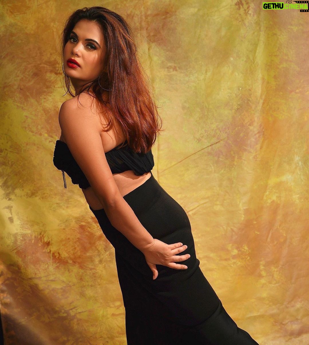 Anupama Agnihotri Instagram - I own too much blackโฆ said no one ever ๐ @labelheenabafna ๐ธ @shotbysaurabh ๐ @sara_makemeup_academy #look #looks #sections #lookbook #style #teamlfg #insta #ootd #instadaily #naturephotography #anupmaagnihotri
