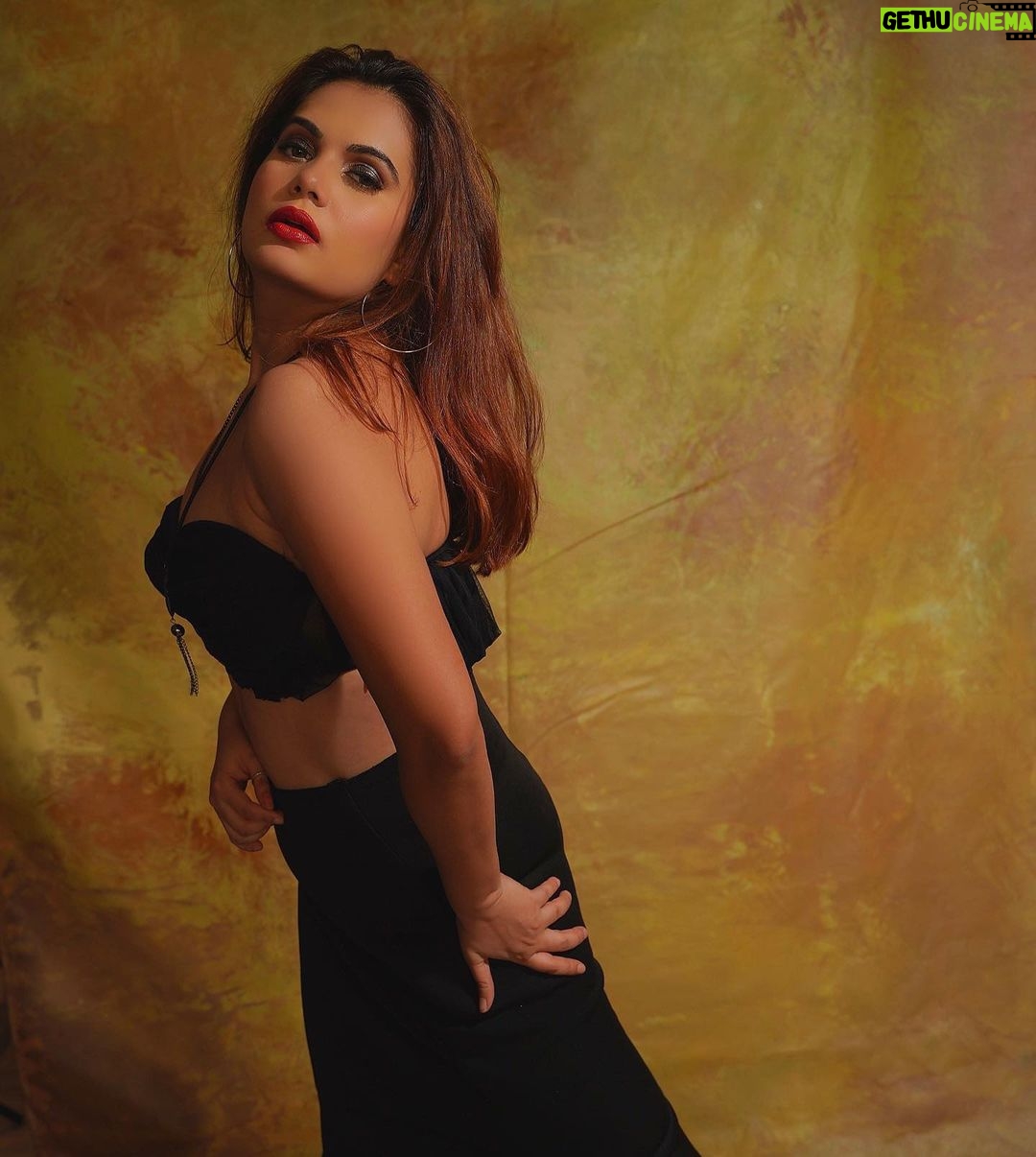 Anupama Agnihotri Instagram - I own too much blackโฆ said no one ever ๐ @labelheenabafna ๐ธ @shotbysaurabh ๐ @sara_makemeup_academy #look #looks #sections #lookbook #style #teamlfg #insta #ootd #instadaily #naturephotography #anupmaagnihotri
