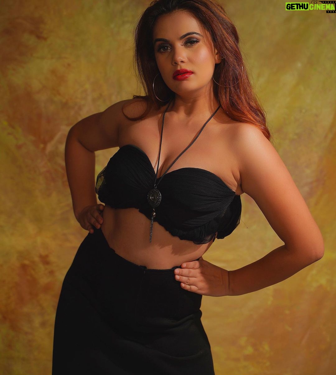 Anupama Agnihotri Instagram - I own too much blackโฆ said no one ever ๐ @labelheenabafna ๐ธ @shotbysaurabh ๐ @sara_makemeup_academy #look #looks #sections #lookbook #style #teamlfg #insta #ootd #instadaily #naturephotography #anupmaagnihotri