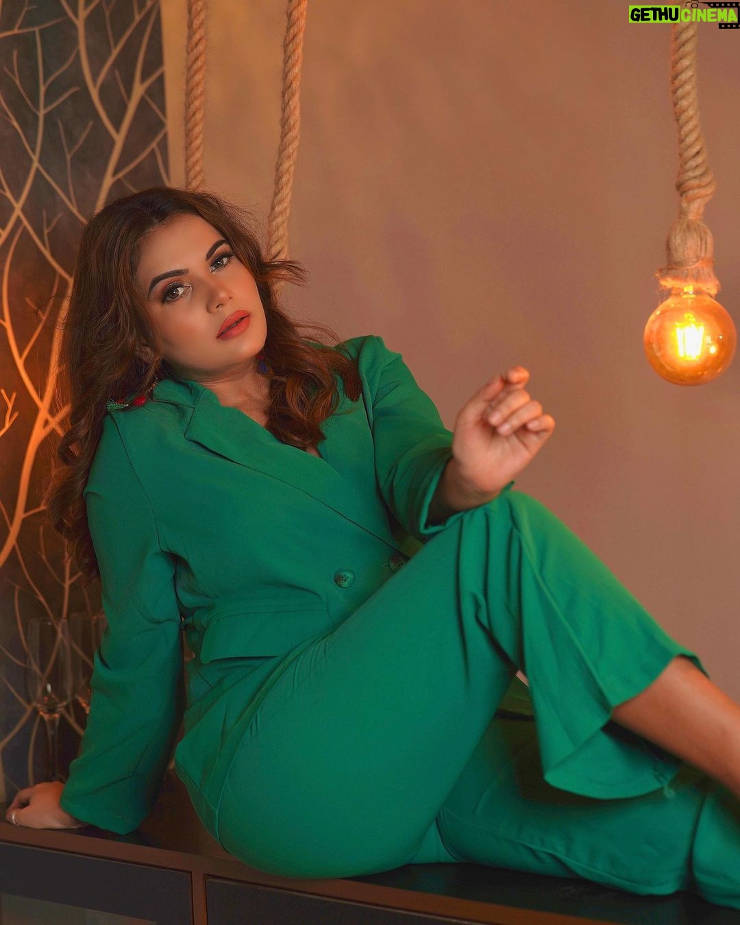 Anupama Agnihotri Instagram - Peace or greed โ whatโs your green today? ๐ @samirafashionofficial ๐ธ @shotbysaurabh ๐ @sara_makemeup_academy #look #looks #sections #teamlfg #reelsinstagram #instadaily #instapost #anupmaagnihotri