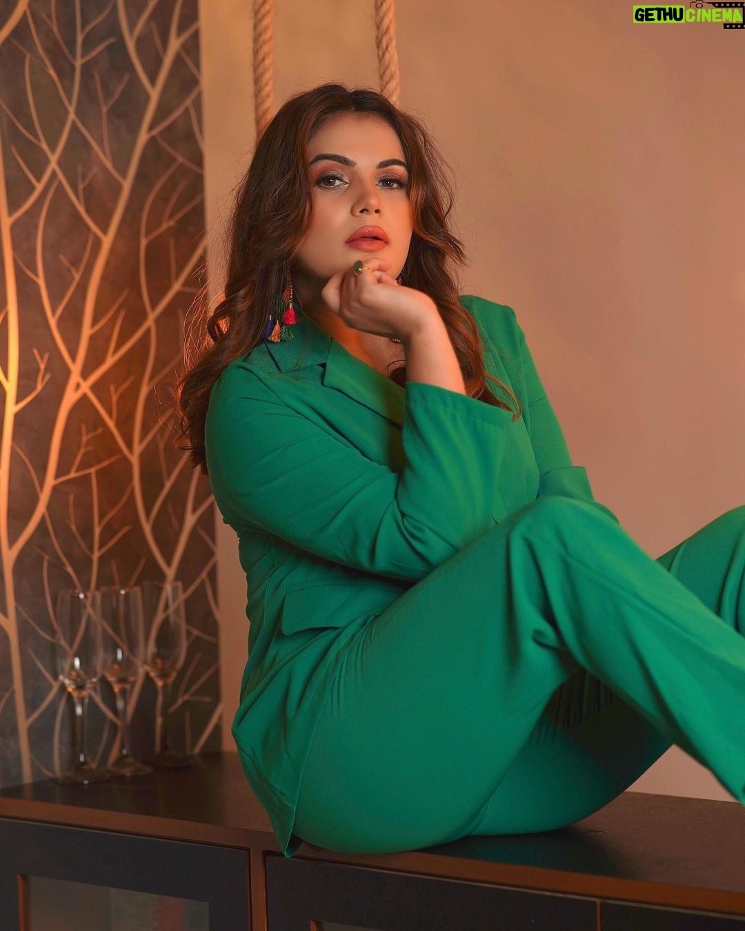 Anupama Agnihotri Instagram - Peace or greed โ whatโs your green today? ๐ @samirafashionofficial ๐ธ @shotbysaurabh ๐ @sara_makemeup_academy #look #looks #sections #teamlfg #reelsinstagram #instadaily #instapost #anupmaagnihotri