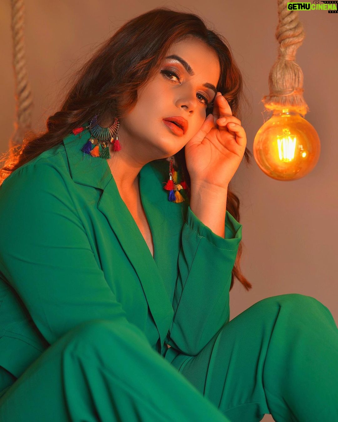 Anupama Agnihotri Instagram - Peace or greed โ whatโs your green today? ๐ @samirafashionofficial ๐ธ @shotbysaurabh ๐ @sara_makemeup_academy #look #looks #sections #teamlfg #reelsinstagram #instadaily #instapost #anupmaagnihotri